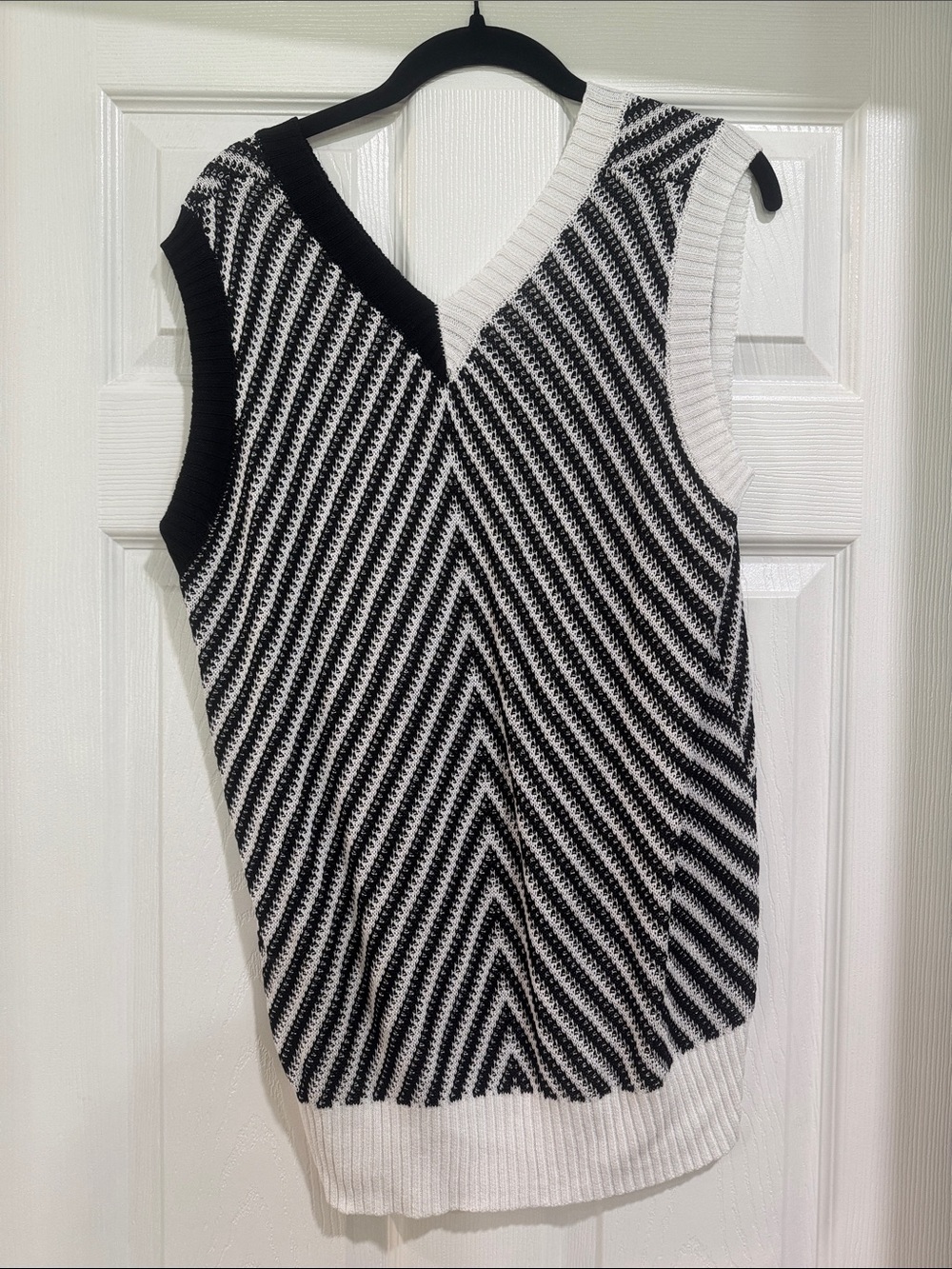 Black & White Stripe V-Neck Knit Shell